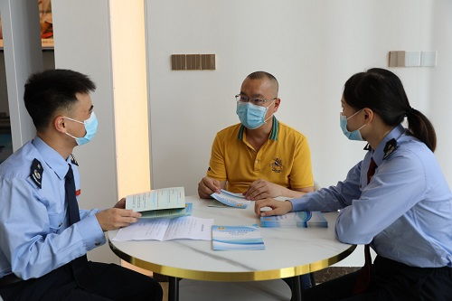 茂名化州稅務(wù)紓困服務(wù)隊(duì)助力水產(chǎn)出口企業(yè)復(fù)產(chǎn)復(fù)銷